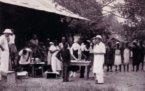 Albert Schweitzer bei ambulanten Behandlungen in Lambarene